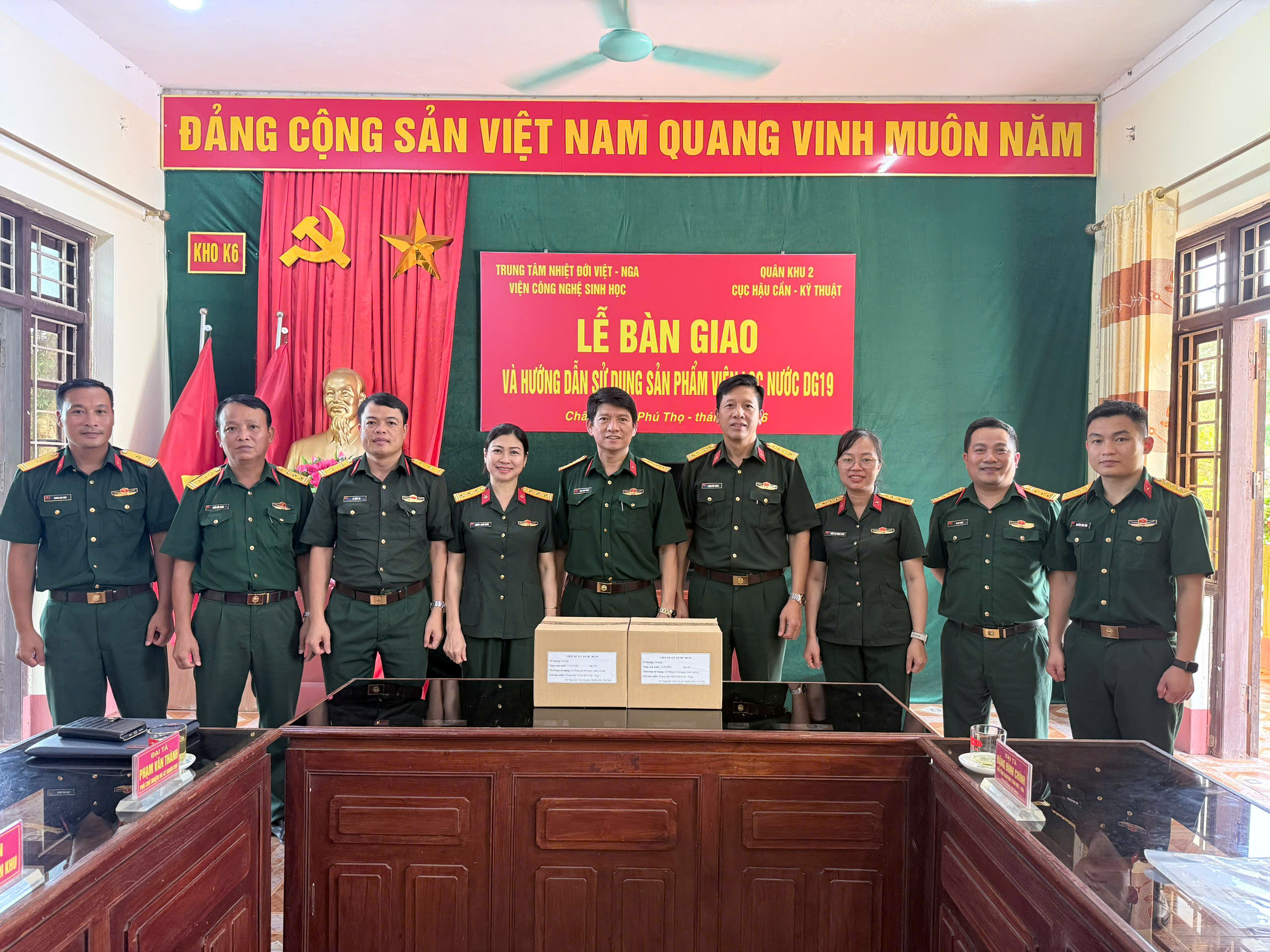 Trung tâm Nhiệt đới Việt - Nga bàn giao, hướng dẫn sử dụng viên lọc nước DG19 tại Quân khu 2