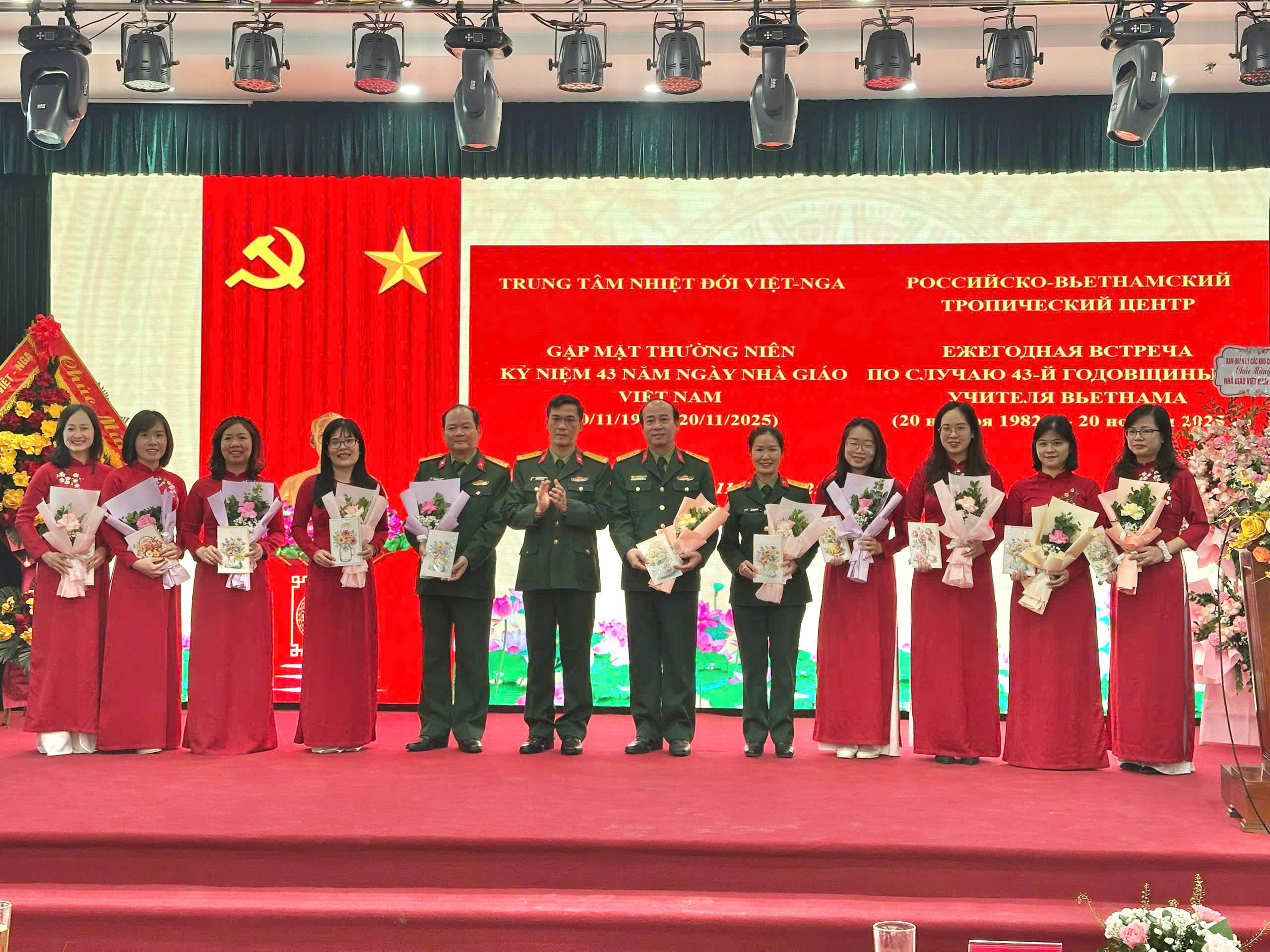 Trung tâm Nhiệt đới Việt - Nga gặp mặt kỷ niệm 43 năm ngày Nhà giáo Việt Nam