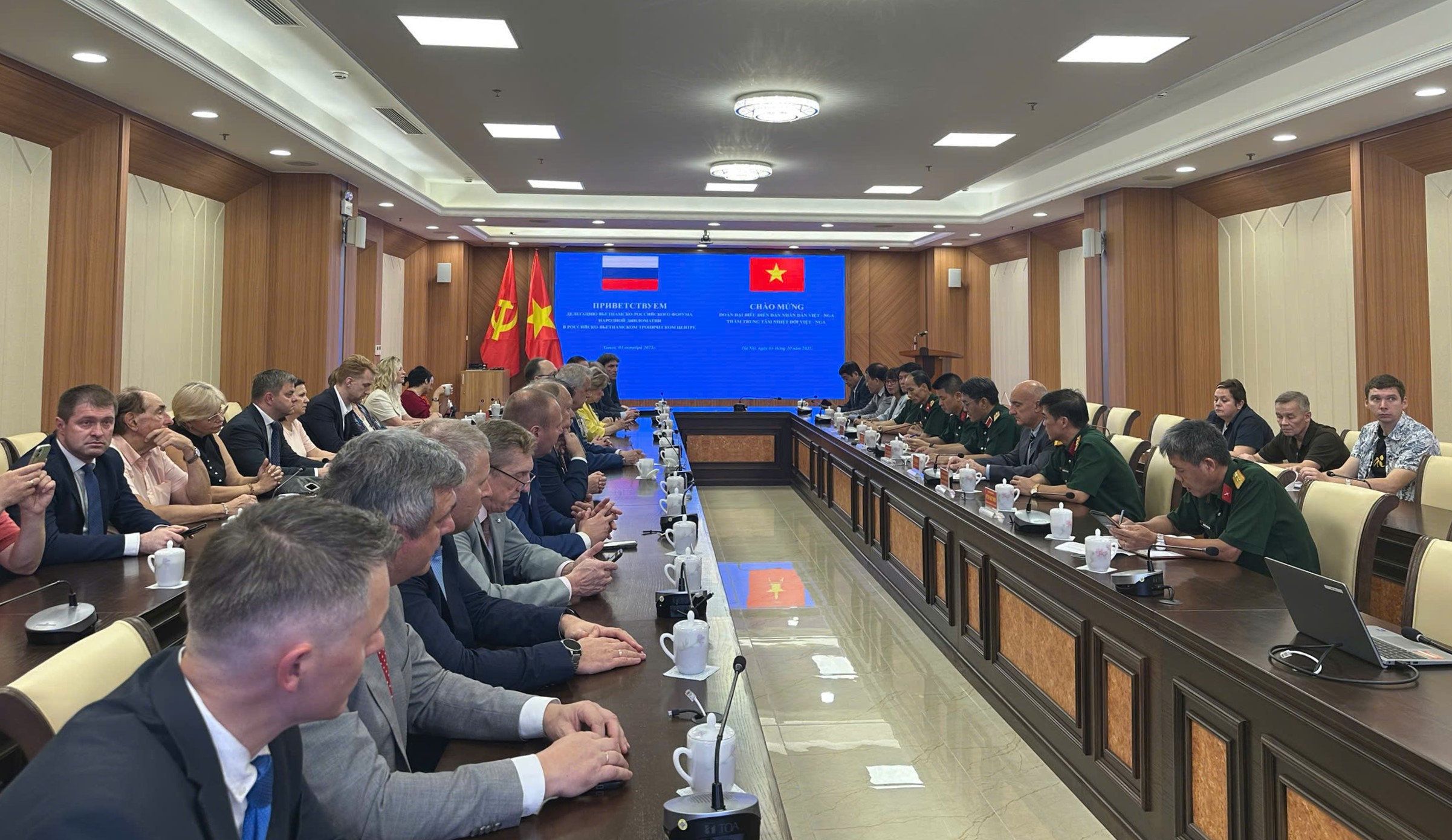 Đoàn đại biểu Diễn đàn Nhân dân Việt - Nga thăm Trung tâm Nhiệt đới Việt - Nga